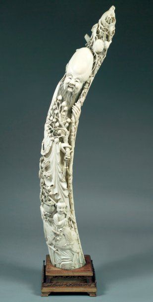 null Important sujet en ivoire représentant Zhoulao, portant son bâton de pèlerin....