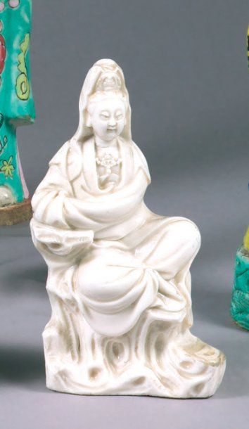 null Sujet en porcelaine blanche de Chine représentant une guanine assise sur un...
