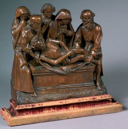 null Groupe en noyer sculpté représentant la Déposition : à gauche, Joseph d'Arimathie,...