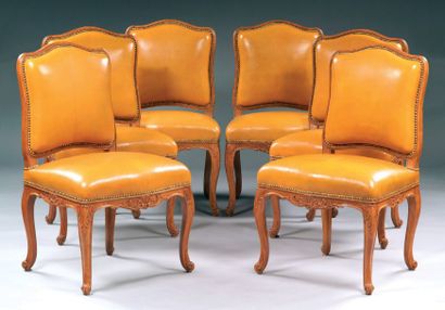 null Suite de six chaises de style Louis XV en noyer mouluré et sculpté à dossier...