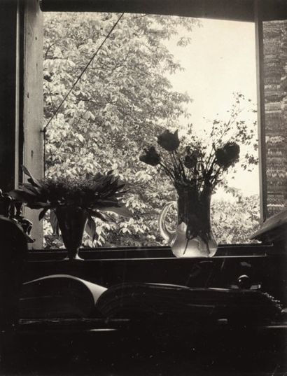 ERGY LANDAU 1896-1967 Bouquets de fleurs devant une fenêtre, ca. 1935. Tirage argentique...