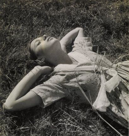 EMMANUEL SOUGEZ 1889-1972 Jeune femme allongée dans l'herbe, Meschers, 1931. Tirage...