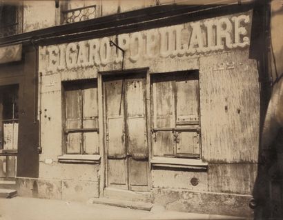 EUGÈNE ATGET 1857-1927 "Coiffeur à La Villette", ca.1900. Tirage albuminé, étiquette...
