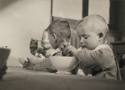 JEAN BENOÎT-LÉVY 1888-1959 Enfants ; Hommes assis, ca. 1931. 2 tirages argentiques...