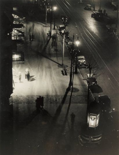 BRASSAÏ 1899-1984 Paris de Nuit, Boulevard du Montparnasse, 1932. Tirage argentique...