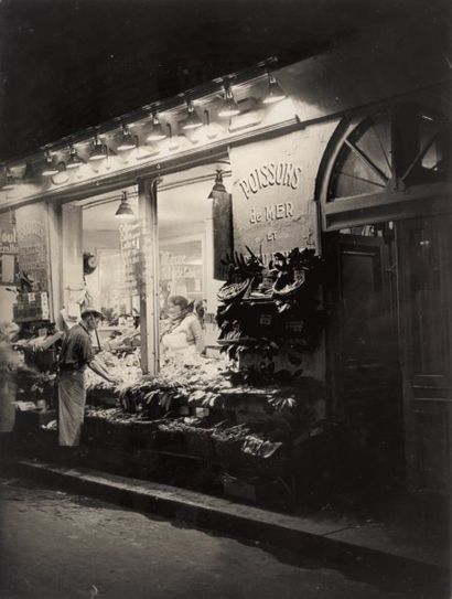 BRASSAÏ 1899-1984 Paris de Nuit, (étalage de poissonnerie), 1932. Tirage argentique...