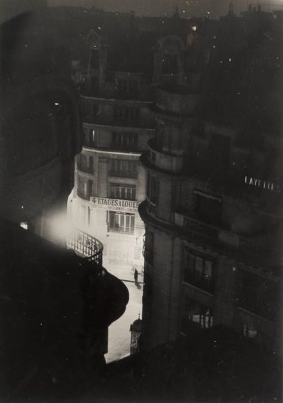 BRASSAÏ 1899-1984 Paris de Nuit, (4 étages à louer), 1932. Tirage argentique d'époque,...