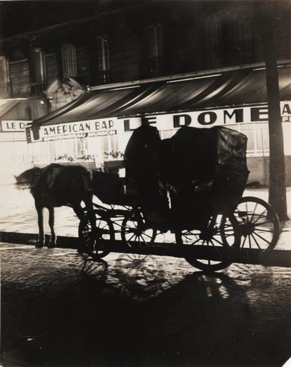BRASSAÏ 1899-1984 Paris de Nuit, (un fiacre devant le café Dôme au carrefour Vavin),...