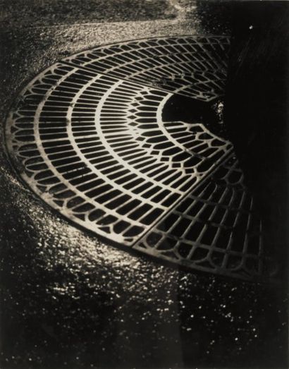 BRASSAÏ 1899-1984 Paris de Nuit, La grille d'égout pour les grands arbres de la ville,...