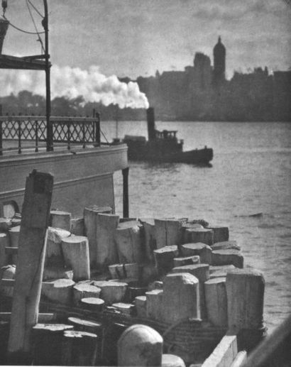 ALFRED STIEGLITZ 1864-1946 "The City Across the River", 1910. Photogravure de la...
