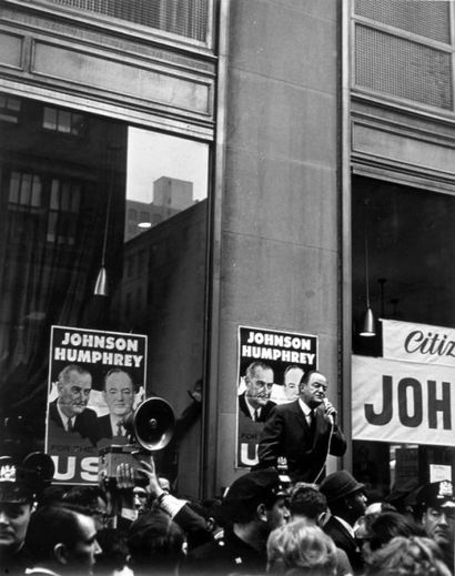 ETATS-UNIS NEW YORK Lyndon B. Johnson : Meeting et manifestation, New York, ca. 1960....