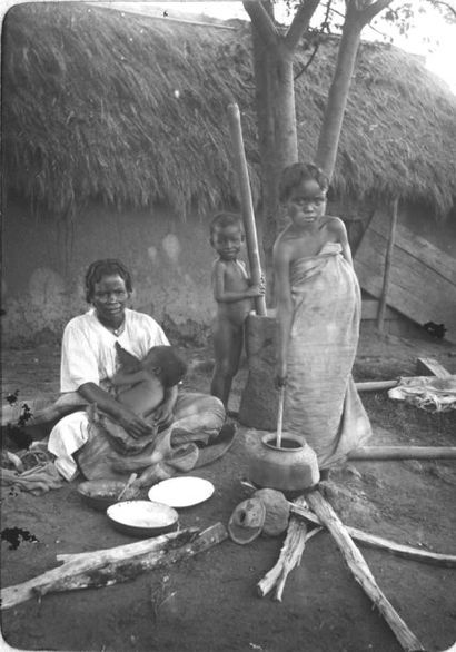 MADAGASCAR Ambositra ; La foire aux boeufs ; Marché à la vaisselle ; Famille Betsileo...