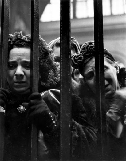 ALFRED EISENSTAEDT 1898-1995 Sans titre, femmes derrière une grille, 1944. Tirage...