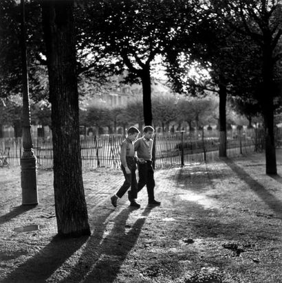 CHRISTIAN LEMAIRE 1932 "Paris, Place des Vosges : les deux amis", 1958. Tirage argentique...
