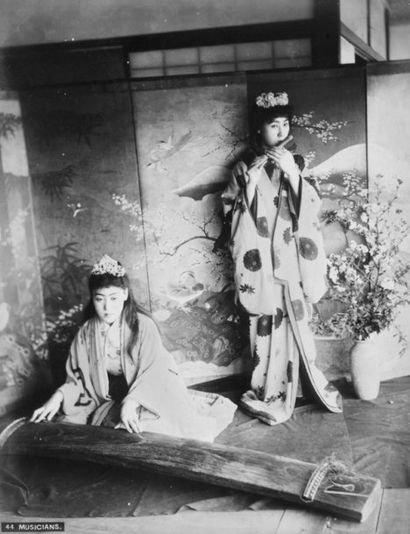 JAPON Musiciennes ; chanteuses, ca. 1890. 2 tirages albuminés montés sur carton,...