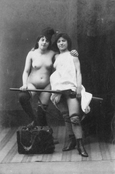 EROTIQUE Deux femmes avec un fusil ; femme allongée ; femme à la dentelle, ca. 1880-1900....