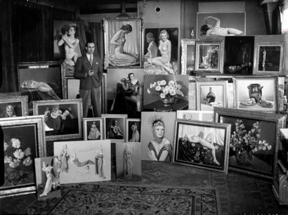 EROTIQUE - K. VAN DOOREN Nus féminins ; Le peintre Van Dooren posant avec ses tableaux...
