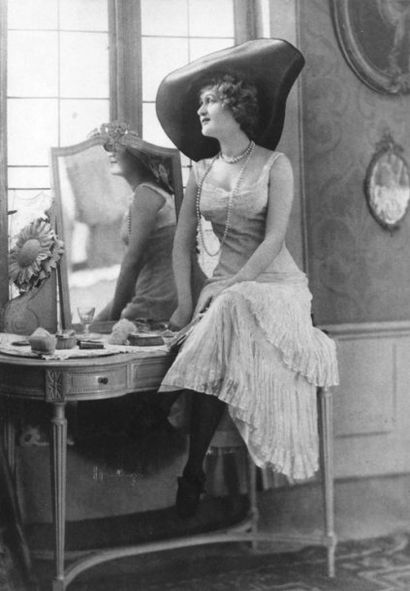 ACTRICES par REUTLINGER Gaby Deslys ; Jane Renouardt ; Magliani ; Marville, ca. 1901....