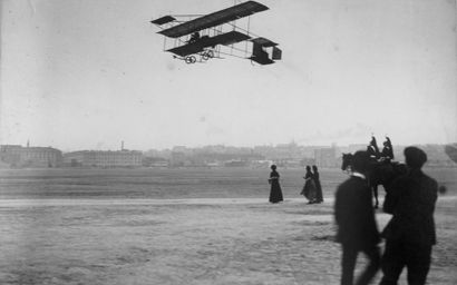 JACQUES-HENRI LARTIGUE 1894-1986 "Henry Farman sur son biplan Voisin gagne le prix...