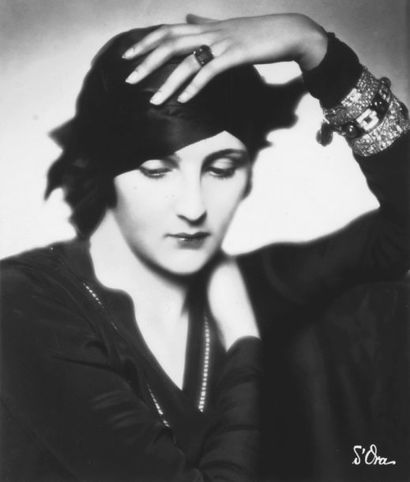 D'ORA Portrait de la modiste Agnès, Paris, 1928- 1931. 6 tirages argentiques d'époque...