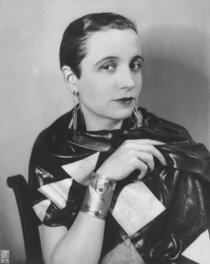 THERESE BONNEY 1894-1978 Portrait de la modiste Agnès, Paris, 1926. 2 tirages argentiques...
