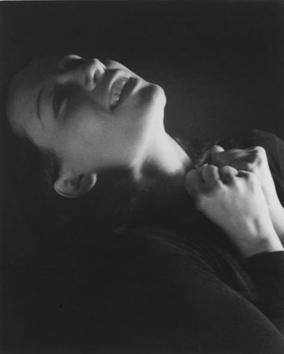 ANDRE STEINER 1901-1978 Portrait de femme, ca. 1935. Tirage argentique d'époque monté...