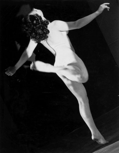 ANDRE STEINER 1901-1978 Nu dansant, 1934. Tirage argentique d'époque, tampons au...