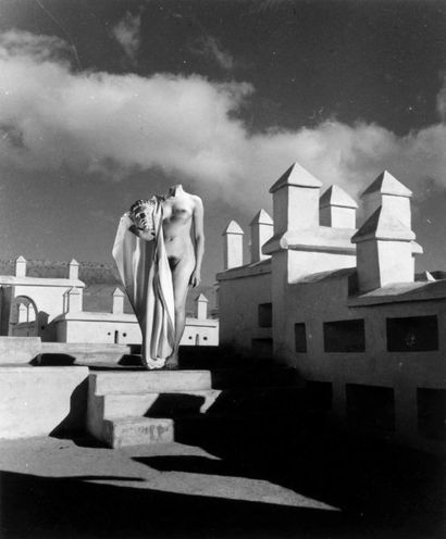 PIERRE BOUCHER 1908-2000 Nu à Télouet, Maroc, photomontage surréaliste, 1936. Tirage...