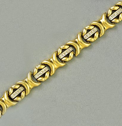 null BRACELET en or formé d'éléments en X réunis par des anneaux barrés d'une ligne...