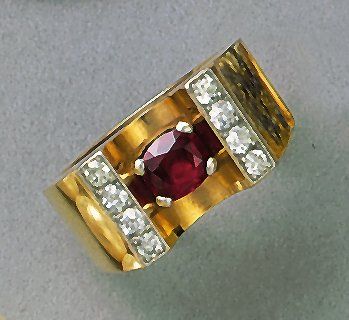 null BAGUE en or jaune de forme chevalière évasée ; le centre du chaton concave est...