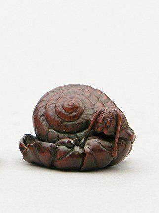 null NETSUKE en bois représentant un escargot et une limace sur une large feuille....