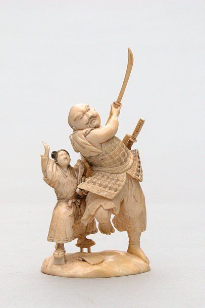 null OKIMONO en ivoire représentant la légende du combat de Benkeï et Yoshitsune....