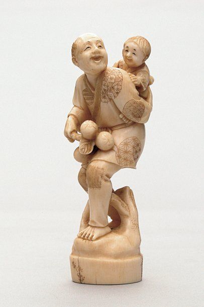 null OKIMONO en ivoire représentant un homme portant des kakis à la main, son enfant...