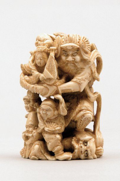 null OKIMONO en ivoire représentant les sept Dieux du Bonheur. Le Dieu de la guerre...