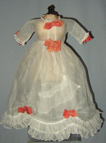 null Robe d'été ancienne de poupée parisienne en tulle blanc avec garniture de deux...