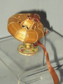 null Bourrelet miniature en paille. Diamètre : 4 cm.(circa 1855) Miniature straw...