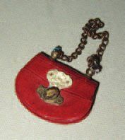 null Charmant sac à main miniature en cuir rouge avec fermoir et chaîne. 25x35mm...