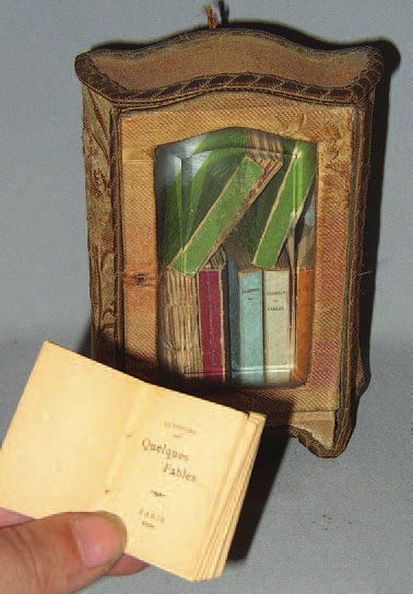 null « La GRACIEUSE » rare bibliothèque miniature de fabrication française. Avec...