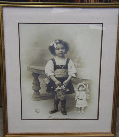 null Photographie encadrée représentant une petite fille avec poupée. Format : 47x55...