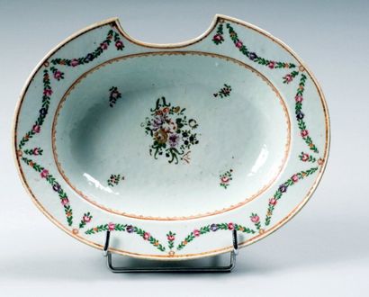 COMPAGNIE DES INDES. Plat à barbe en porcelaine, le bassin orné d'un bouquet de fleurs,...