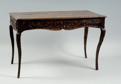 null Table en bois naturel sculpté, le plateau rectangulaire, la ceinture à décor...