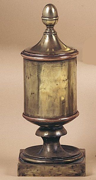  Vase à production. Le contenu de ce vase ancien (circa 1855) au socle carré, peut...