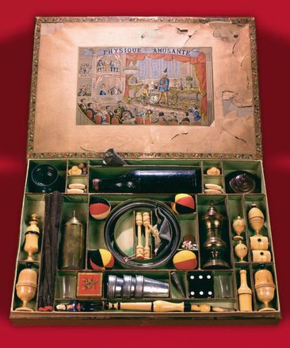  Boîte de physique amusante (vers 1880) Contient : 13 objets en buis tourné ("Les...