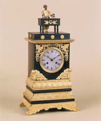  Pendule-automate : "l'escamoteur persan". Pendule borne automate en bronze doré.....