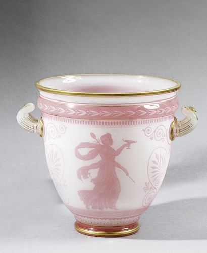 null Cache-pot à deux anses en opaline overlay rose et blanc à décor antique. Milieu...