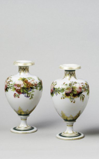 null Paire de vases de forme balustre en opaline blanche à décor de fleurs polychromes...
