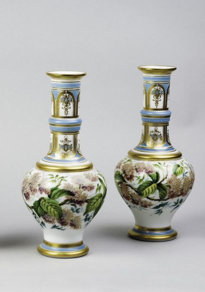 null Paire de vases de forme balustre en opaline blanche à décor polychrome et or...