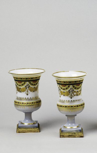 null Paire de vases Médicis en opaline savonneuse à décor de guirlandes polychromes...