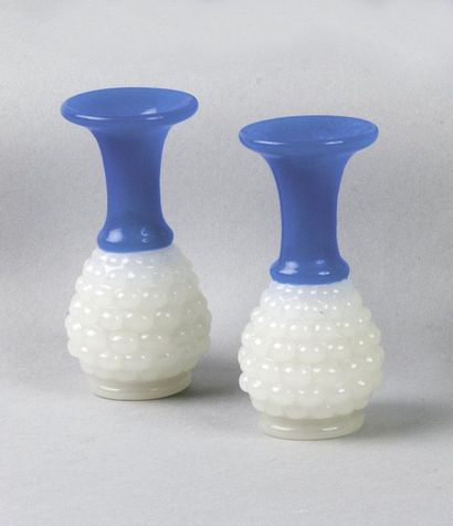 null Paire de vases en opaline bicolore, bleu drapeau et "pâte de riz" à décor moulé...