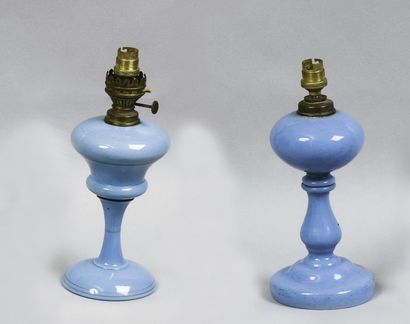 null Deux lampes en opaline bleue turquoise. Seconde moitié du XIXème siècle. Haut....